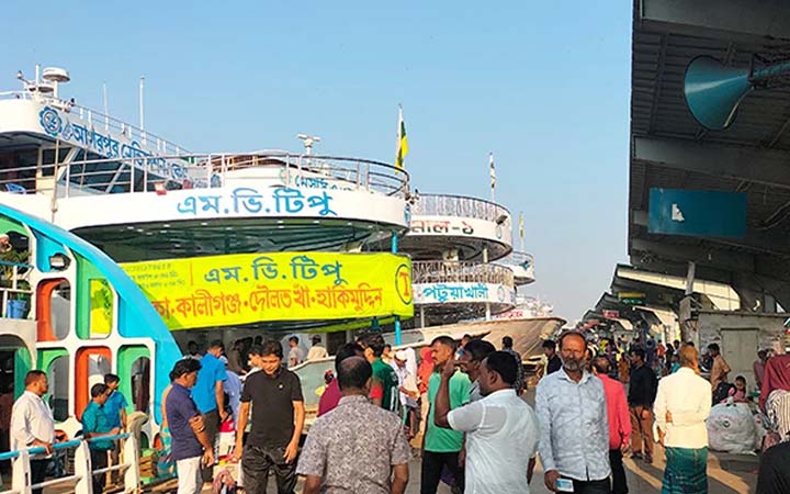 নৌযান চলাচল স্বাভাবিক, যাত্রী কম