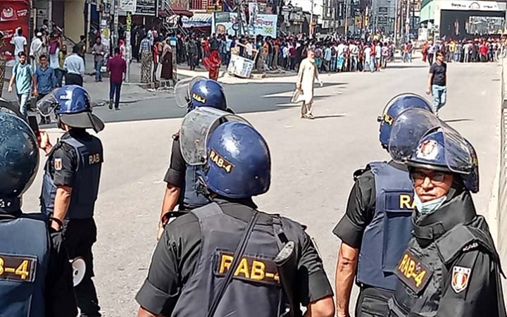 পোশাক শ্রমিকদের মিরপুর-১১ সড়ক অবরোধ, পুলিশের টিয়ার শেল নিক্ষেপ