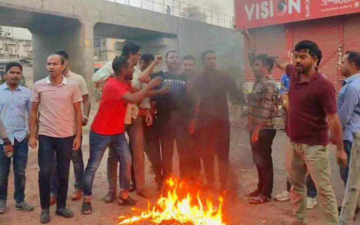 জগন্নাথ বিশ্ববিদ্যালয় ছাত্রদলের সড়ক অবরোধ