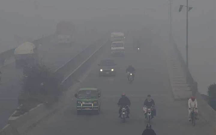 পাকিস্তানে বিষাক্ত ধোঁয়াশা, ৩ শহরের কার্যক্রম বন্ধ