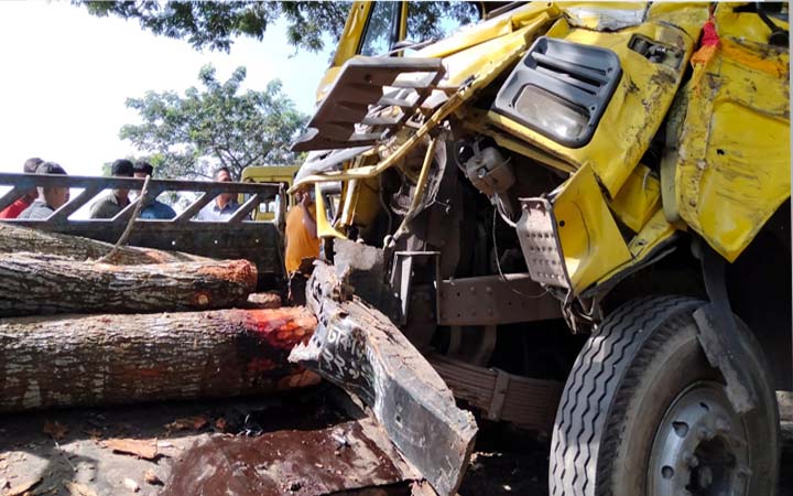 দাঁড়িয়ে থাকা পিকআপ-ভ্যানে কাভার্ডভ্যানের ধাক্কা, নিহত দুই