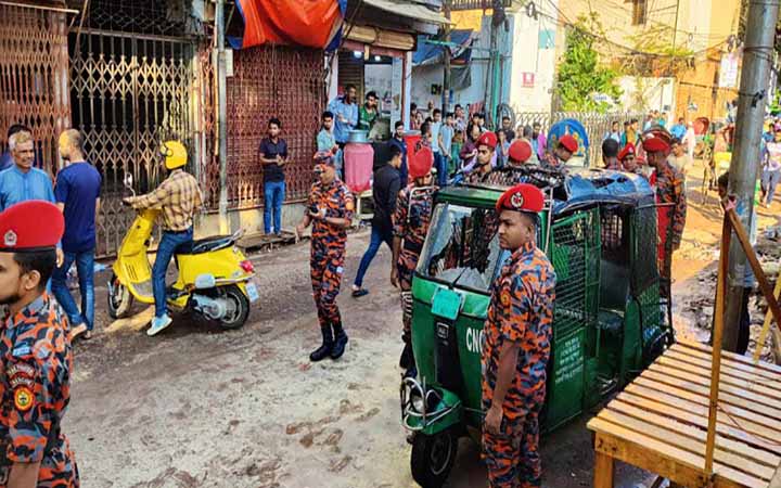 ঢাকায় সিএনজি অটোরিকশায় ককটেল বিস্ফোরণ