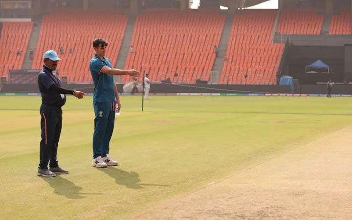 পিচ দেখে কী বললেন কামিন্স?