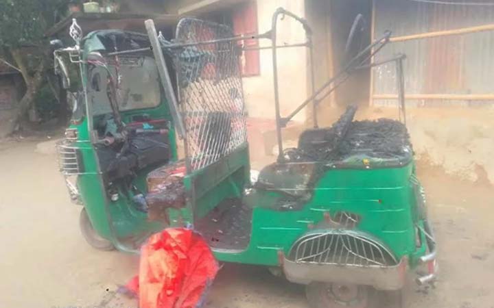 করিয়ায় দুর্বৃত্তের আগুনে পুড়ল অটোরিকশা-মুদি দোকান