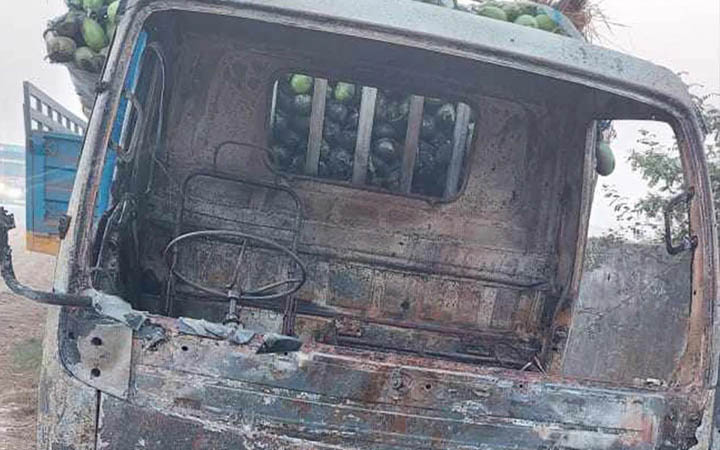 সিরাজগঞ্জে সবজি বোঝাই পিকআপে আগুন