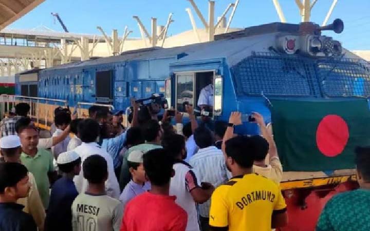 যাত্রী নিয়ে ঢাকায় ছুটল ‘কক্সবাজার এক্সপ্রেস’