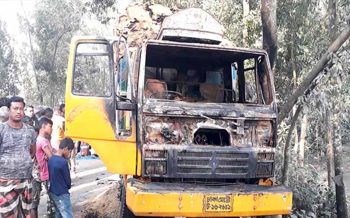 দিনাজপুরে ধানবোঝাই ট্রাকে আগুন, দগ্ধ চালক