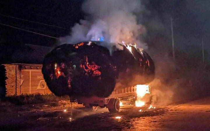 বগুড়ায় মহাসড়কে খড়বোঝাই ট্রাকে আগুন