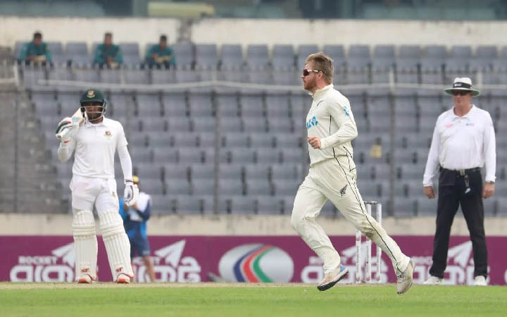 অলআউটের শঙ্কা নিয়ে চা-বিরতিতে বাংলাদেশ