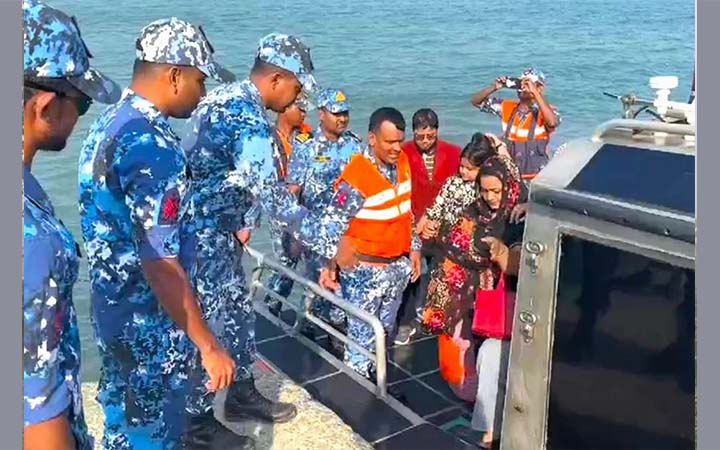 ডুবোচরে আটকা জাহাজের ৪৪ পর্যটক উদ্ধার