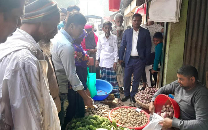 পেঁয়াজের মূল্যবৃদ্ধি নিয়ন্ত্রণে শরীয়তপুরে মোবাইল কোর্ট