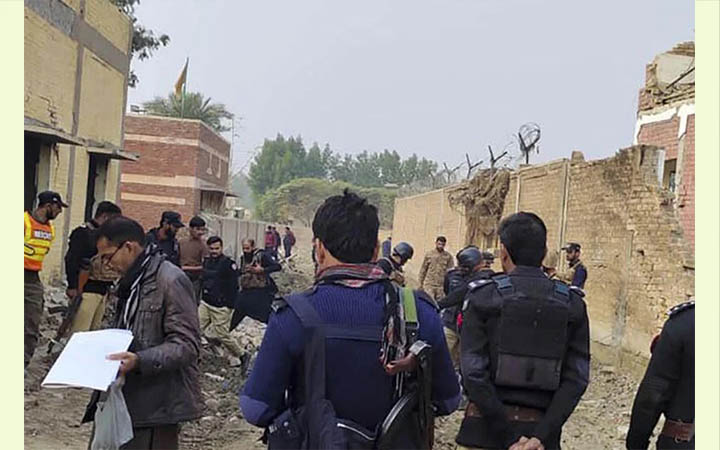 পাকিস্তানে থানায় ‘আত্মঘাতী’ হামলা, নিহত ৬