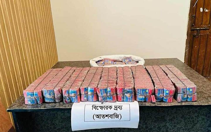 রাজধানী‌তে বিপুল পরিমাণ আতশবাজিসহ ব্যবসায়ী গ্রেপ্তার