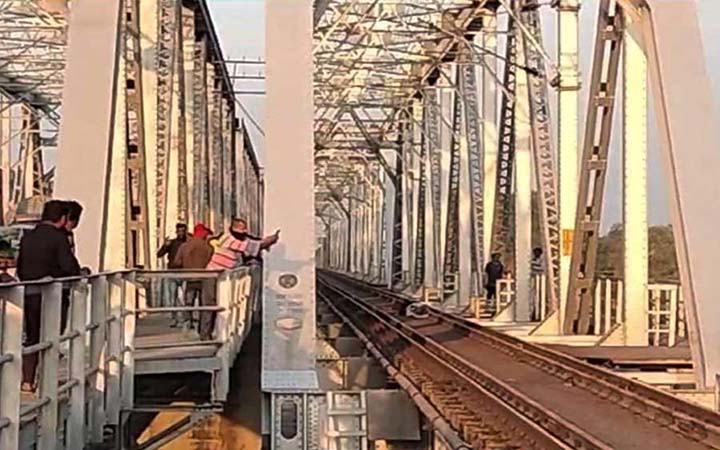 রেলসেতুতে দাঁড়িয়ে ভিডিও করার সময় প্রাণ গেল ৩ কিশোরের