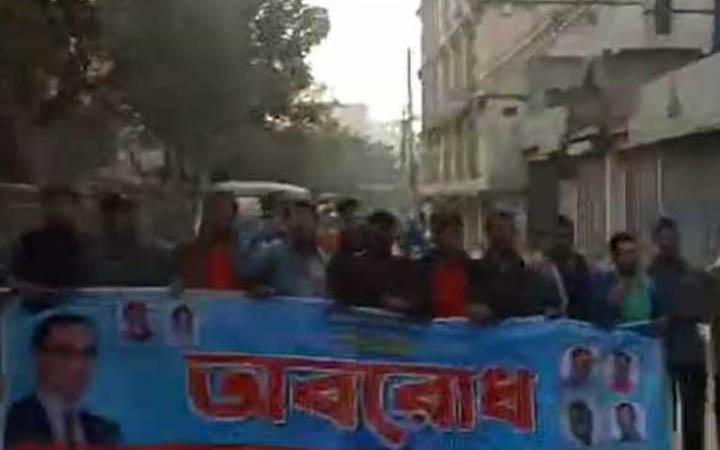 ধানমন্ডিতে রাস্তা অবরোধ করে স্বেচ্ছাসেবক দলের মিছিল