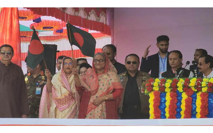 টুঙ্গিপাড়া জনসভা মঞ্চে শেখ হাসিনা ও শেখ রেহানা