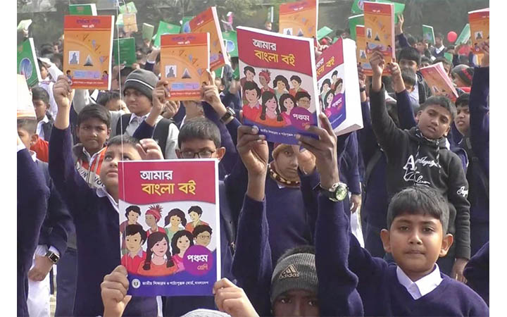 যশোরে শিক্ষার্থীদের হাতে নতুন বই