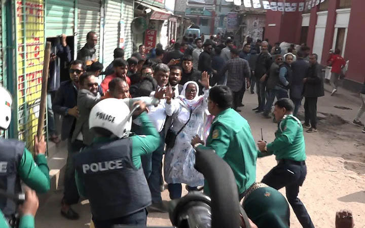 বরিশালে বিএনপি’র লিফলেট বিতরণ কর্মসূচিতে লাঠিচার্জ, আহত ১০