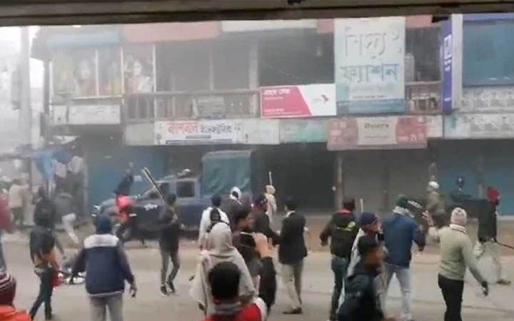 ধামরাইয়ে বিএনপির মিছিলে পুলিশের বাধা, গাড়ি ভাঙচুর