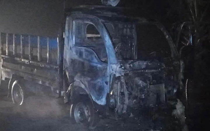 নারায়ণগঞ্জে পিকআপভ্যানে আগুন দিলো দুর্বৃত্তরা