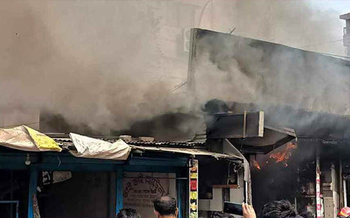 রাজধানী উত্তরায় রেস্টুরেন্টে আগুন, নিয়ন্ত্রণে ৩ ইউনিট