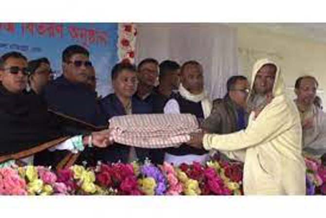 ভোলায় শীতার্তদের মাঝে কম্বল বিতরণ