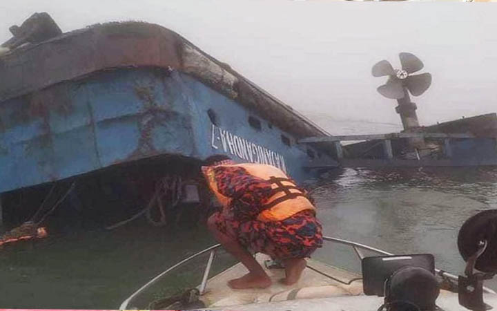 পাটুরিয়ায় ফেরি ডুবির ঘটনায় দ্বিতীয় দিনের উদ্ধার কাজ চলছে