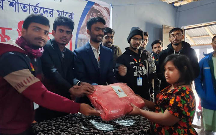 ইসলামী বিশ্ববিদ্যালয়  'তারুণ্য'র শীতবস্ত্র পেল শতাধিক পরিবার