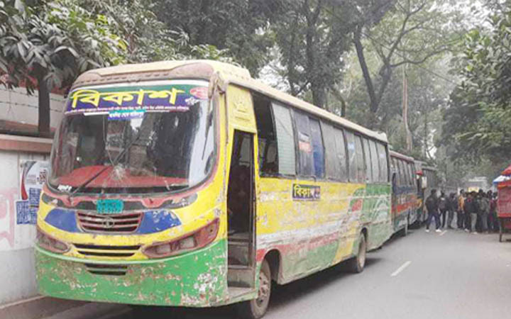 হাফ ভাড়া না নেওয়ায় ৫ বাস আটকে দিলেন ঢাকা কলেজের শিক্ষার্থীরা