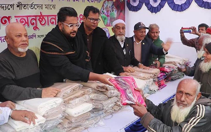 নওগাঁয় ৭০০ মানুষের মধ্যে শীতবস্ত্র বিতরণ