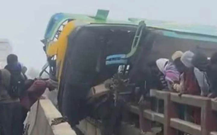 গাজীপুরে ব্রিজে বাস উল্টে আহত ১৫