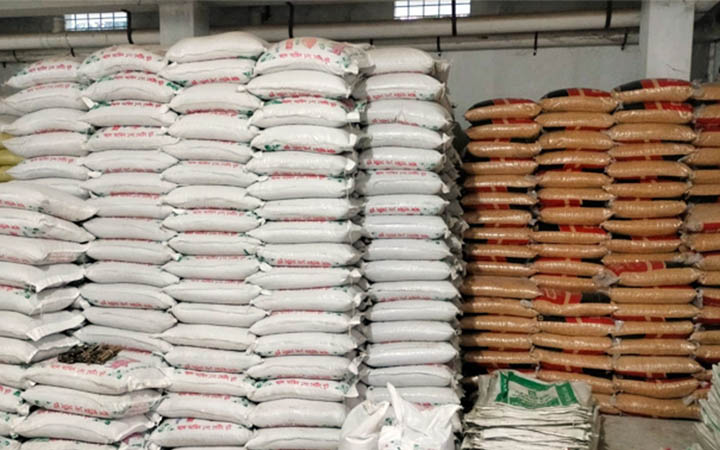 এক ব্যবসায়ীর তিন গুদাম থেকে আড়াই কোটি টাকার খাদ্যপণ্য জব্দ