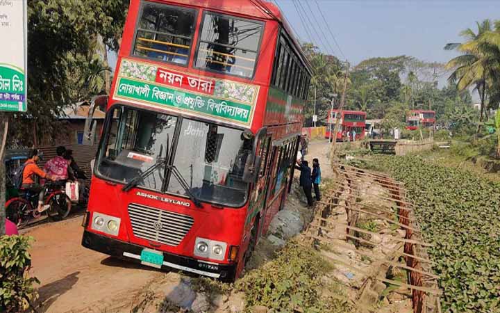 নোবিপ্রবির বাস দুর্ঘটনার কবলে, অল্পের জন্য প্রাণে বাঁচলো শিক্ষার্থীরা