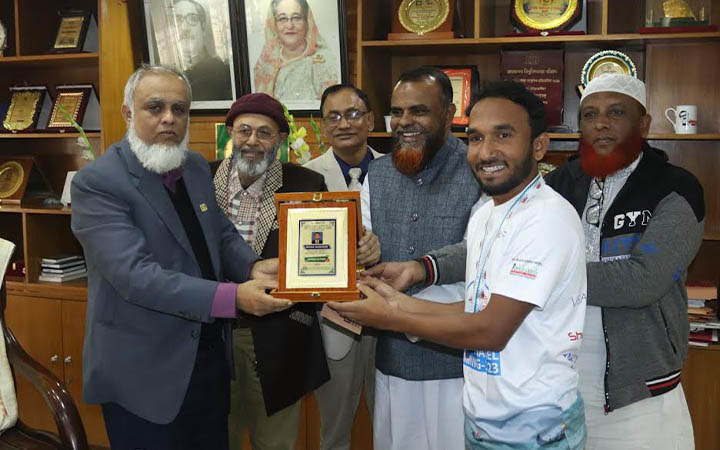 ‘বাংলা চ্যানেল’ বিজয়ী মুসাকে সম্মাননা দিল ইবির লালন শাহ হল প্রশাসন