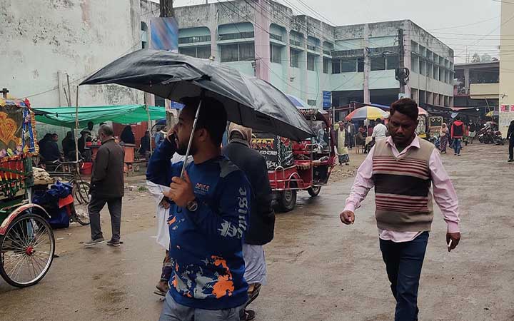 গাইবান্ধায় সকাল থেকেই গুঁড়ি গুঁড়ি বৃষ্টি