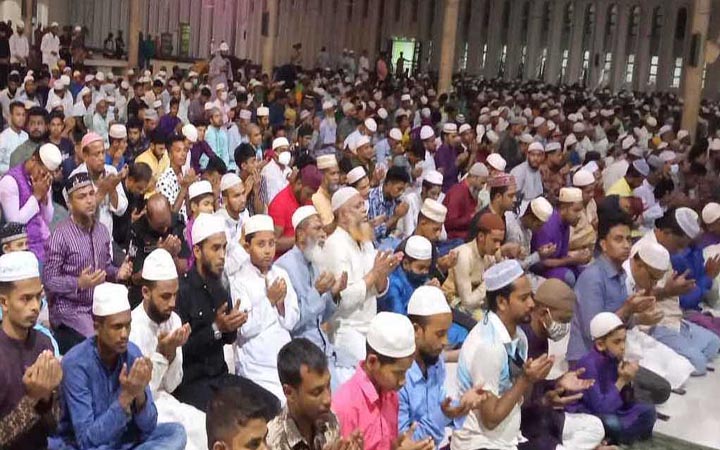 মসজিদে মসজিদে মুসল্লিদের ঢল
