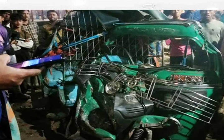 ট্রেনের ধাক্কায় দুমড়ে-মুচড়ে গেল ২ অটোরিকশা