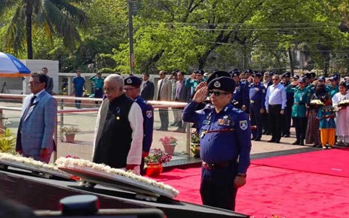 পুলিশ মেমোরিয়ালের বেদিতে স্বরাষ্ট্রমন্ত্রী ও আইজিপির শ্রদ্ধা