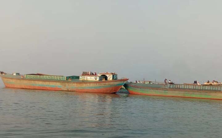 অবৈধভাবে বালু উত্তোলনের সময় ড্রেজার মেশিন জব্দ