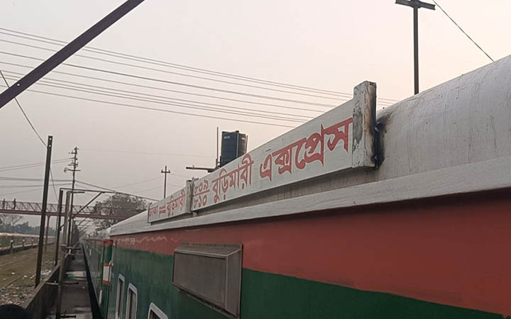 যাত্রা বিরতির দাবিতে বুড়িমারী এক্সপ্রেস আটকে দিল পীরগাছার মানুষ