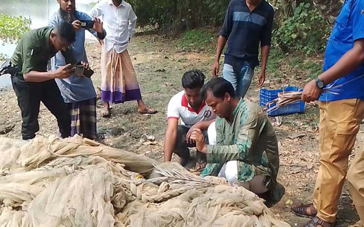 কুয়াকাটায় অবৈধ চায়না দুয়ারী জাল পুড়িয়ে ধ্বংস