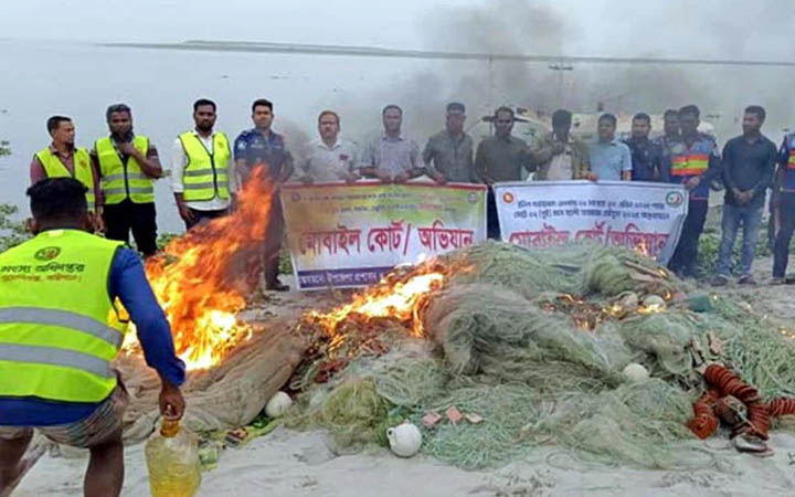 মেঘনা নদীতে অভিযানে অবৈধ কারেন্ট জাল জব্দ