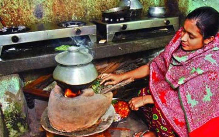 তীব্র পানি-গ্যাস সঙ্কটে রাজধানীর বাসিন্দারা
