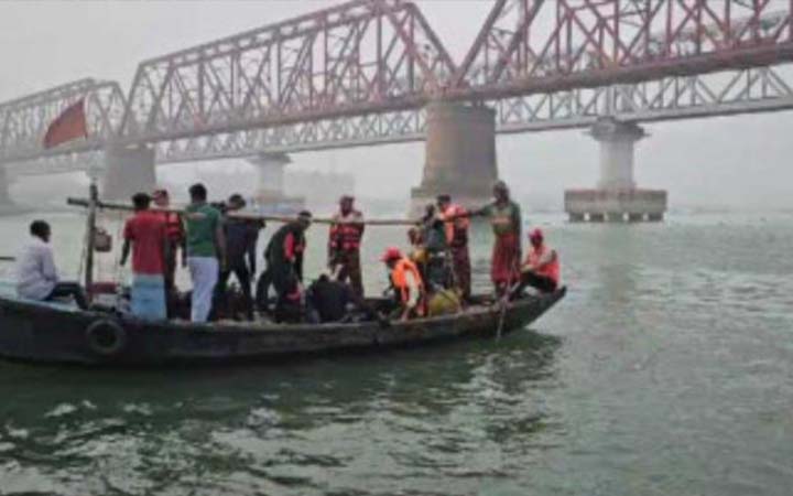 মেঘনায় ট্রলারডুবি : এখনো নিখোঁজ ৮ জন