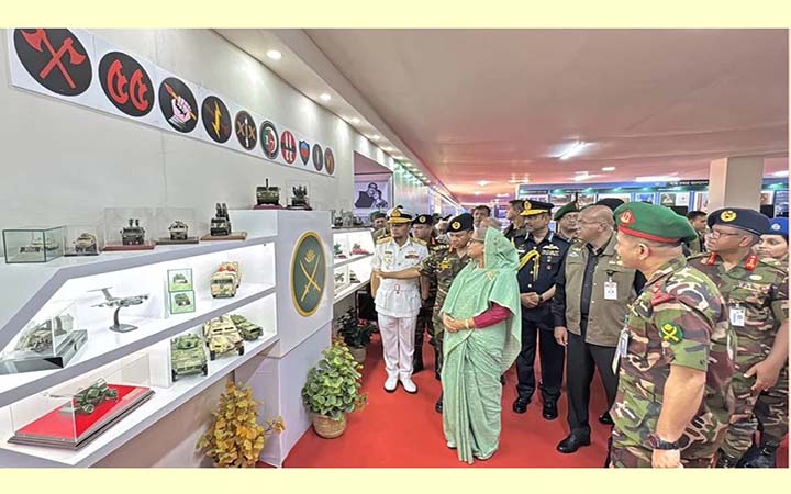 সমরাস্ত্র প্রদর্শনী কার্যক্রম পরিদর্শন করলেন প্রধানমন্ত্রী