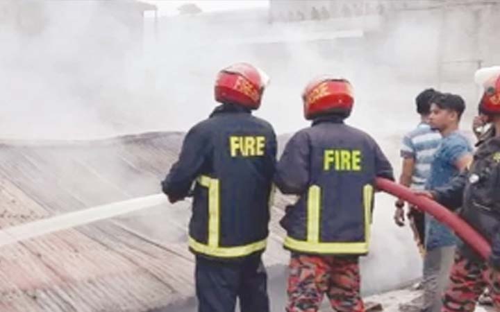 পাবনায় কসমেটিকসের গুদামে আগুন
