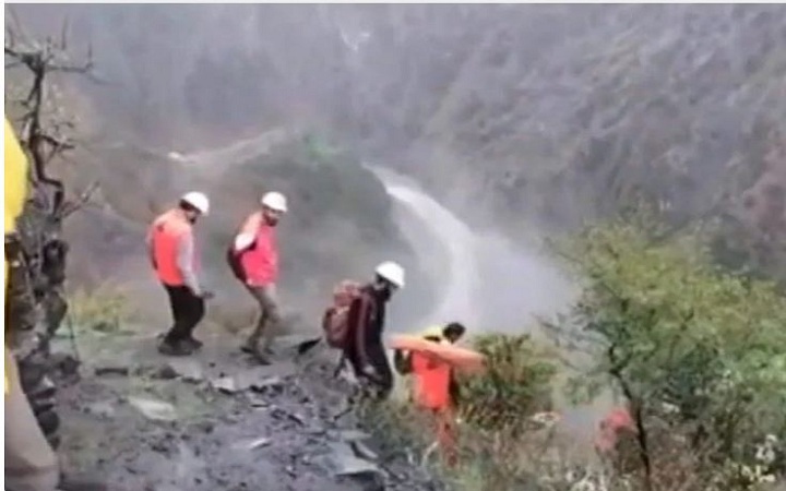 কাশ্মীরে নিয়ন্ত্রণ হারিয়ে গভীর খাদে পড়ল গাড়ি, নিহত ১০