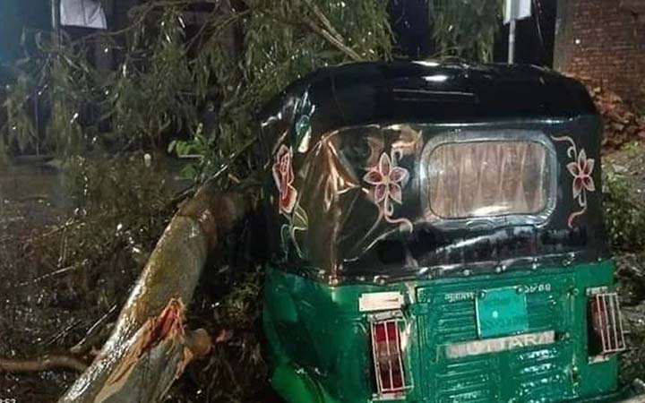 সিলেটজুড়ে কালবৈশাখির তাণ্ডব : ব্যাপক ক্ষয়ক্ষতি, নেই বিদ্যুৎ