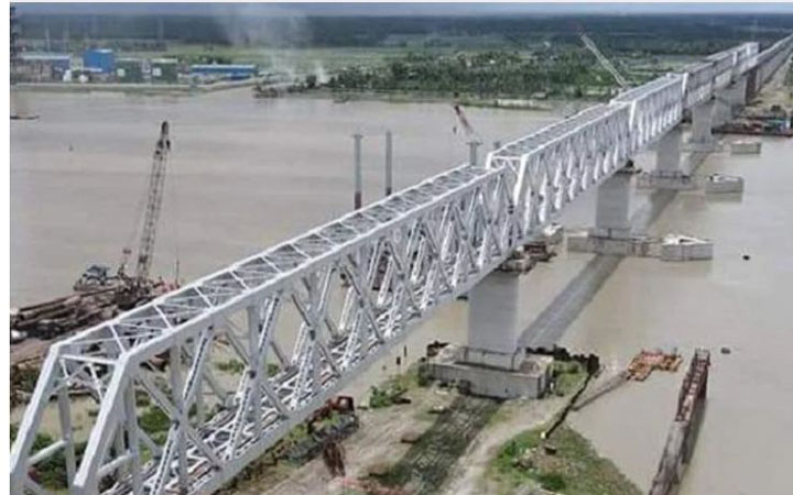 রূপসা রেল সেতুর পিলারে ধাক্কা লেগে কার্গো ডুবি, নিখোঁজ ২