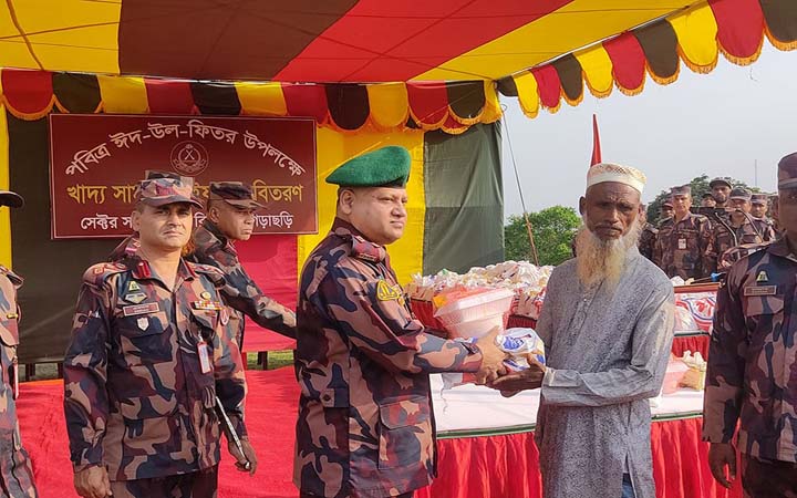 খাগড়াছড়িতে বিজিবির খাদ্য সামগ্রী বিতরণ
